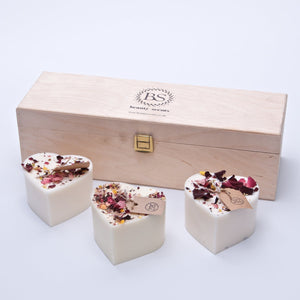 Geschenkset mit 3 herzförmigen Kerzen mit Rosenblättern