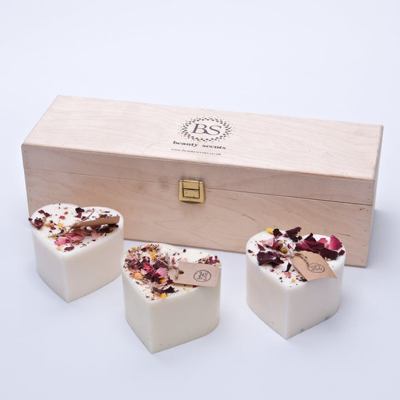 Geschenkset mit 3 herzförmigen Kerzen mit Rosenblättern