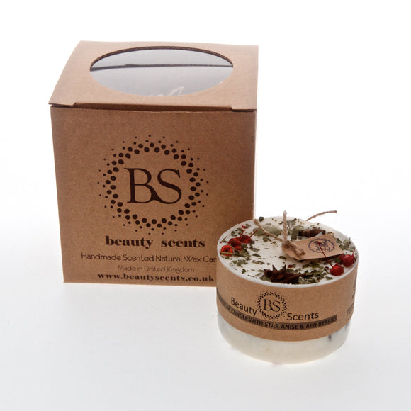 Kleine handgefertigte Duftkerzen mit Sternanis und roten Beeren, 6er-Box